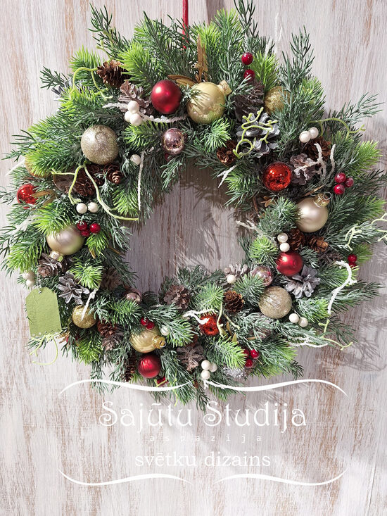 Durvju vainags ar sarkanām un zelta bumbiņām